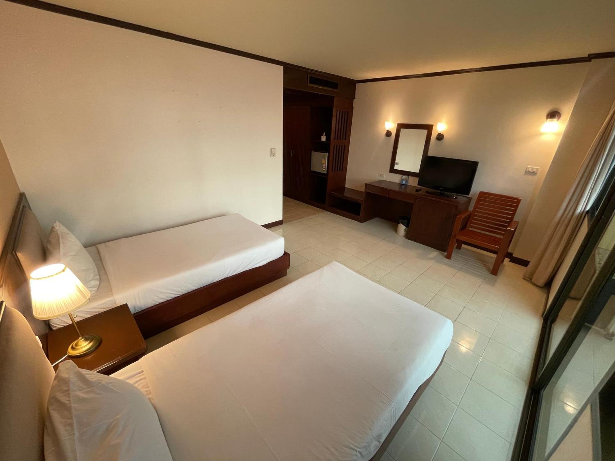 Bauman Ville Hotel Phuket Exterior foto